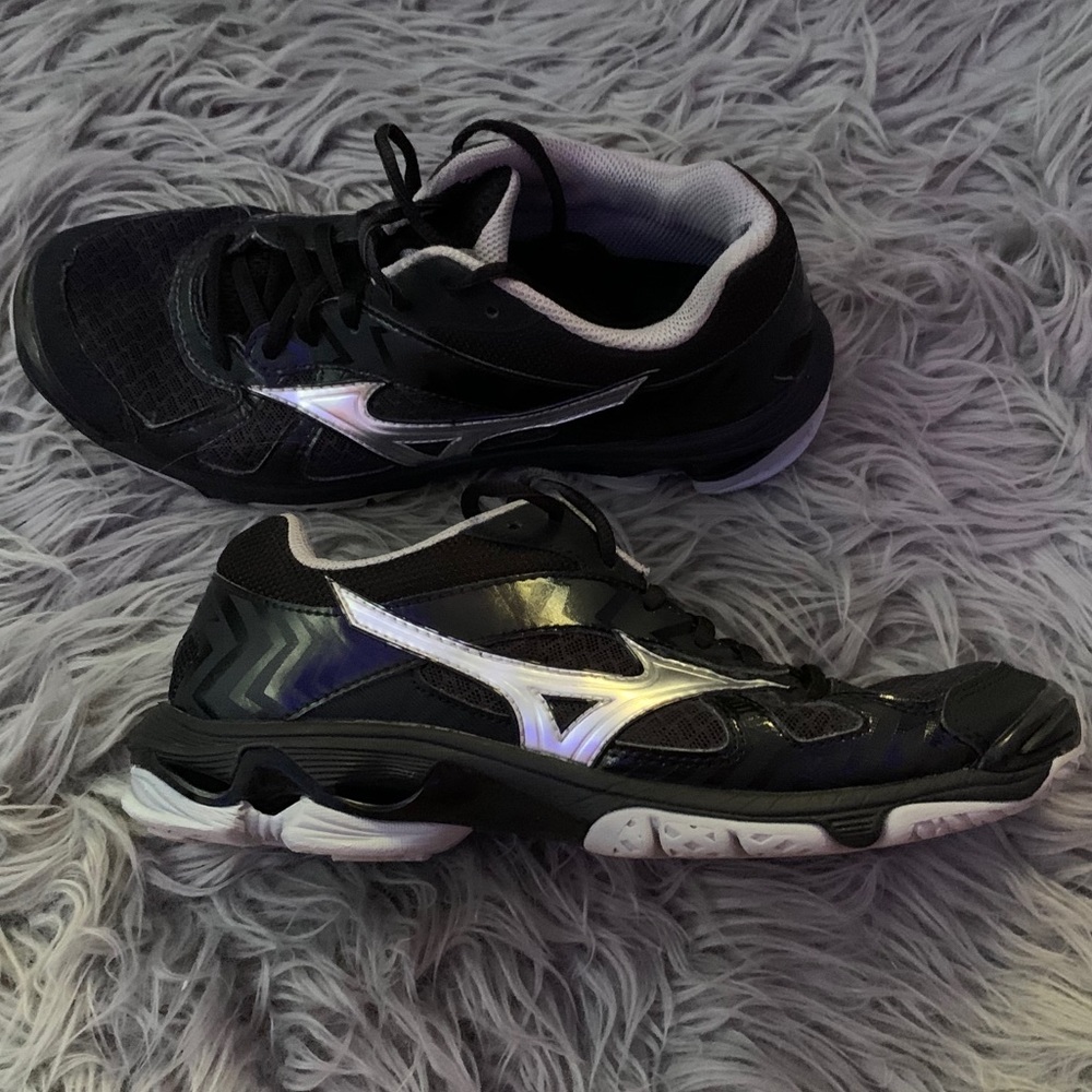 Mizuno size 8.5 volleyball shoes
